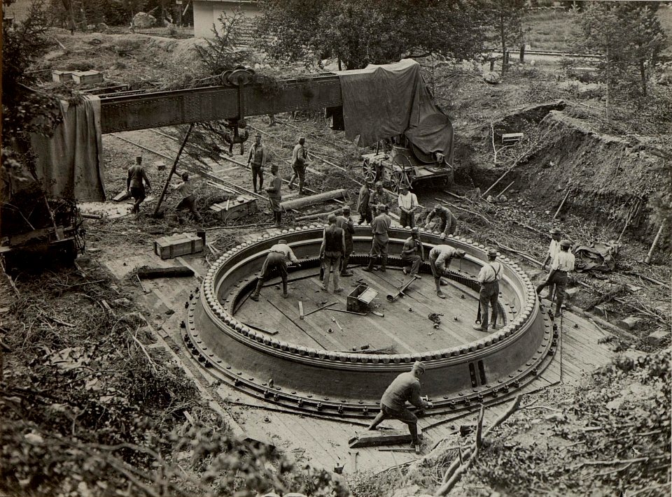 42 cm Haubitzen Stellung im Canaltal beu GUGG. Das fertige Kugellager, Anschrauben des Zahnkranzes. (BildID 15479067)