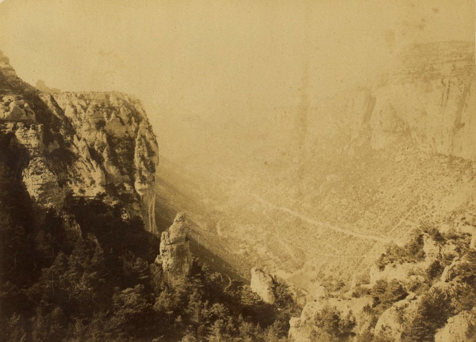 42. Vallée de la Jonte, vue prise d'un rocher voisin de la Chapelle de St. Michel, à droite la crête méridionale du Causse Méjan (James Jackson, 1888)