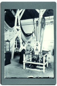 4696-Industriezaal met Jungius en Groshans-Nationale Tentoonstelling Vrouwenarbeid 1898