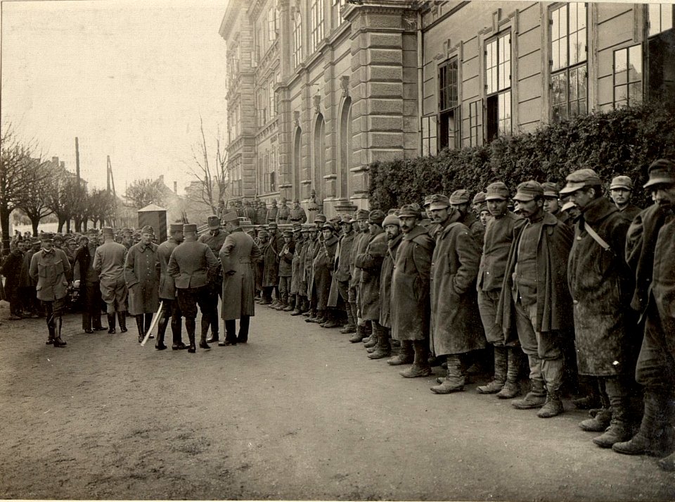 497 Mann, 16 Offiziere in Villach, die bei Santa Lucia am 17.III.1916 gefangen genommen wurden (BildID 15469985)