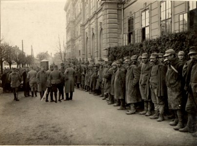 497 Mann, 16 Offiziere in Villach, die bei Santa Lucia am 17.III.1916 gefangen genommen wurden (BildID 15469985)
