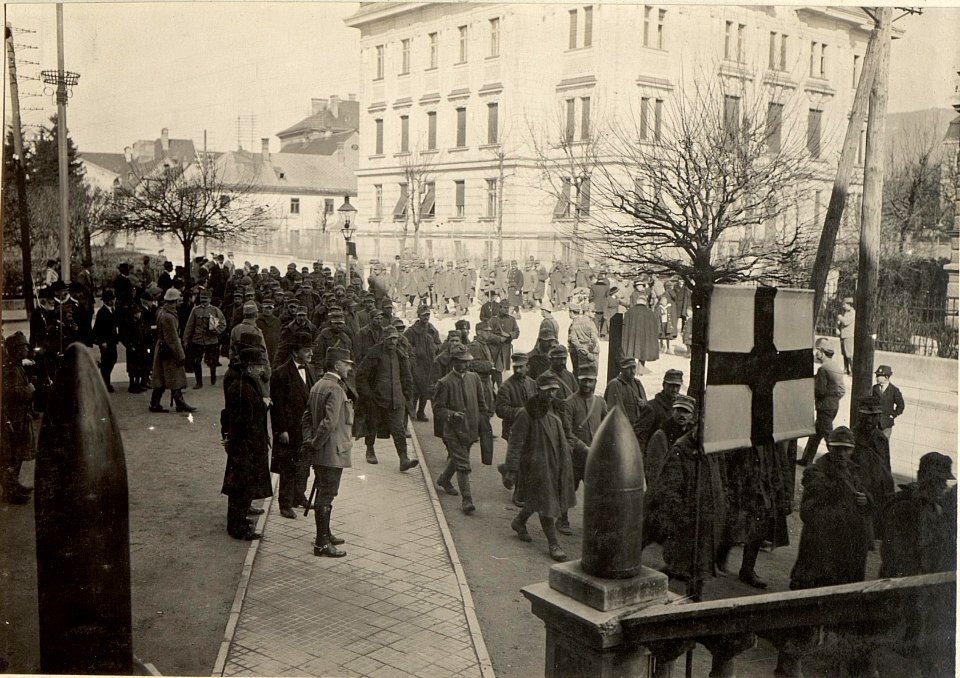 497 Mann, 16 Offiziere in Villach, die bei Santa Lucia am 17.III.1916 gefangen genommen wurden (BildID 15470034)