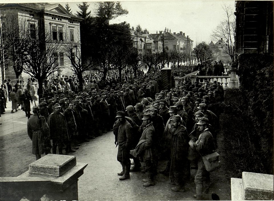 497 Mann, 16 Offiziere in Villach, die bei Santa Lucia am 17.III.1916 gefangen genommen wurden (BildID 15470006)