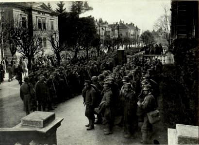497 Mann, 16 Offiziere in Villach, die bei Santa Lucia am 17.III.1916 gefangen genommen wurden (BildID 15470006)