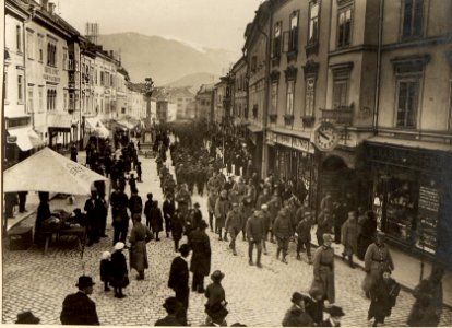 497 Mann, 16 Offiziere in Villach, die bei Santa Lucia am 17.III.1916 gefangen genommen wurden (BildID 15469999)