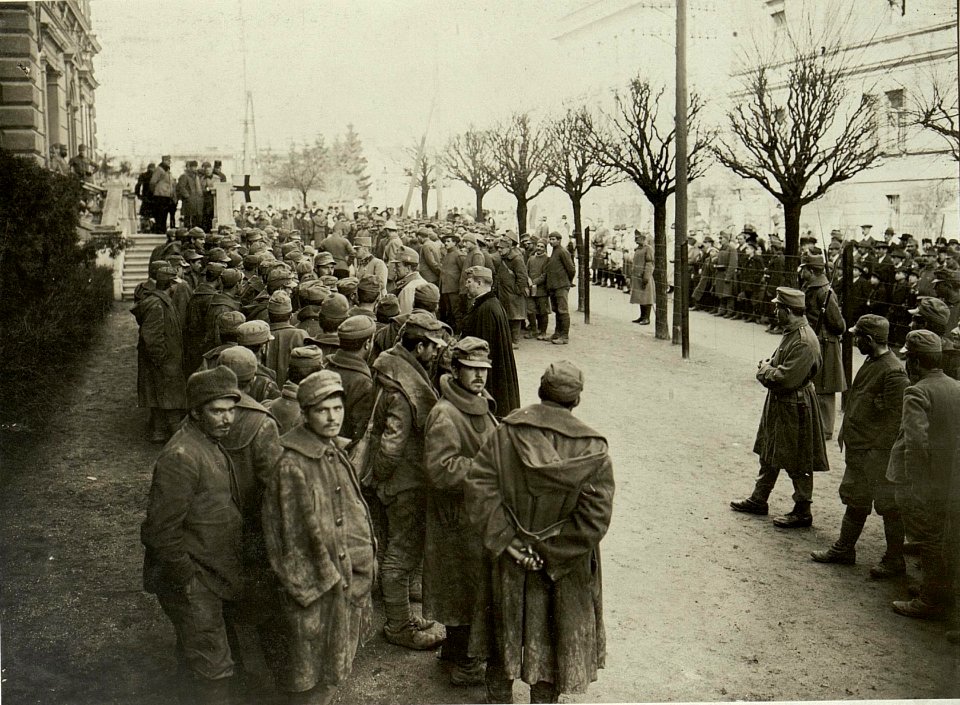 497 Mann, 16 Offiziere in Villach, die bei Santa Lucia am 17.III.1916 gefangen genommen wurden (BildID 15470048)