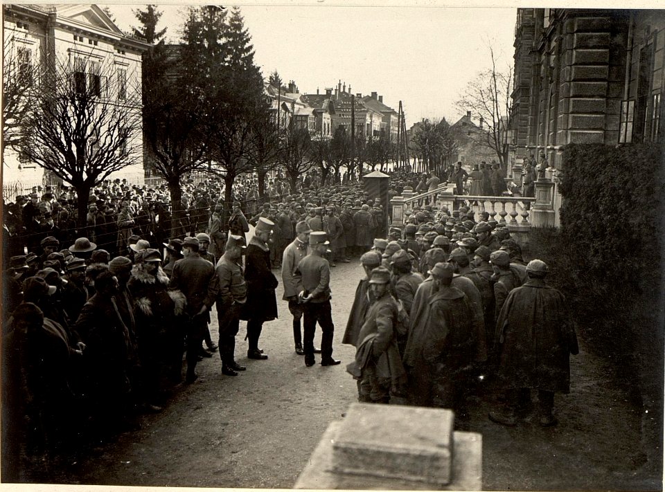 497 Mann, 16 Offiziere in Villach, die bei Santa Lucia am 17.III.1916 gefangen genommen wurden (BildID 15470041)