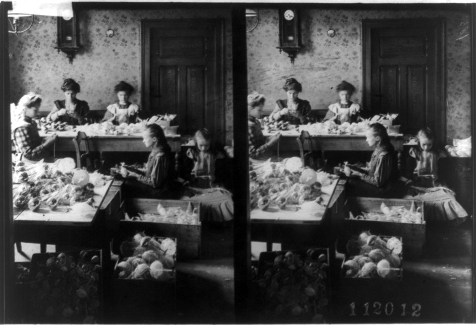 5 girls making ornaments in tenement LCCN2002708716