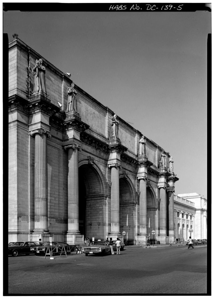 5. SOUTH FRONT, MAIN ENTRANCE PAVILION, MORE OBLIQUE VIEW 1974 - Union Station030014pv