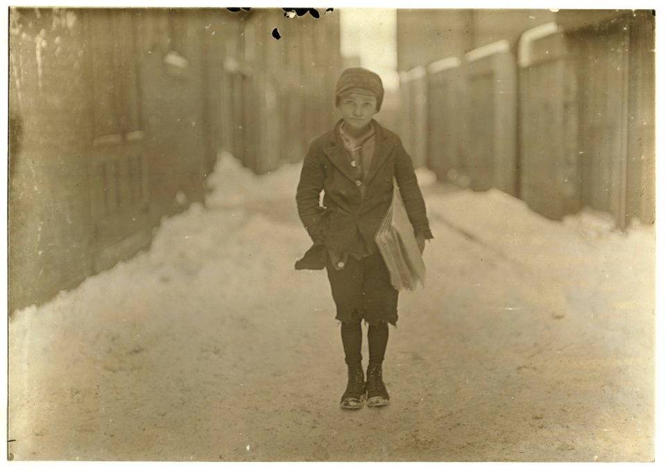 5-00 P.M. on a cold day. Frank Luzzi, a 10 years old newsie, who has been selling for 2 years. Begins at 5 A.M. sometimes and sells until 8 P.M. at times. Hartford, Conn. LOC cph.3b39335