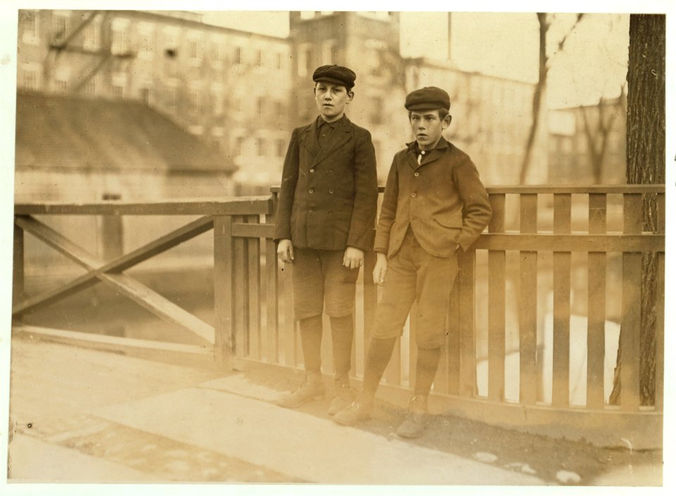 5-30 A.M. Boys working in Bates Mfg. Co. Youngest one has been there one year. LOC cph.3c27565