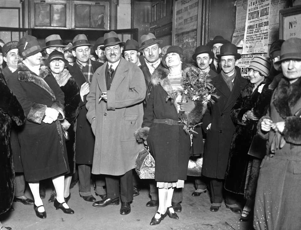 5-2-27, Cécile Sorel, retour d'Amérique (à la gare St Lazare) - (photographie de presse) - (Agence Rol)