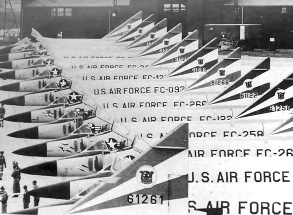 525th Fighter-Interceptor Squadron Convair F-102 Delta Dagger Bitburg Flighrtline 3