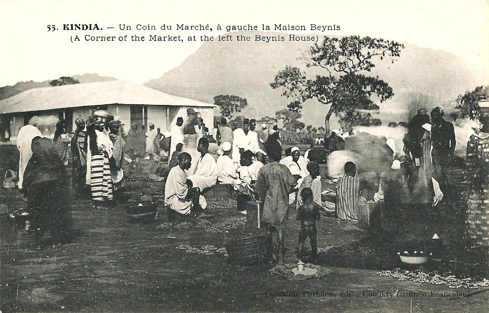 55-Kindia-Un coin du marché, à gauche la Maison Beynis