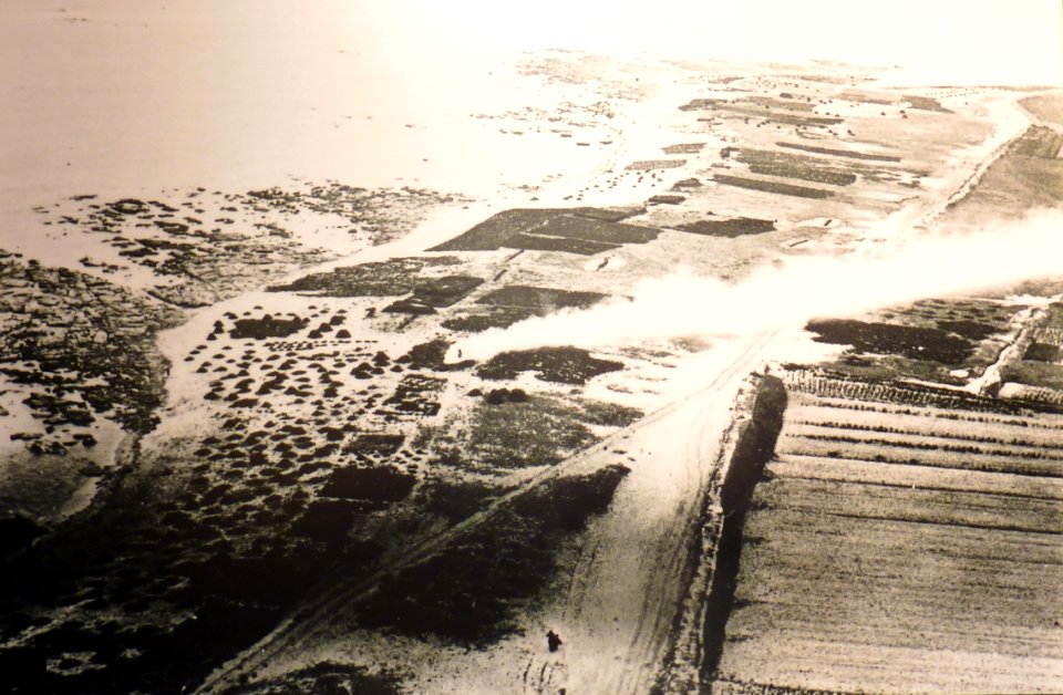 57 Tas de goémon et brûlage de la soude sur les dunes vus du phare d'Eckmühl en direction de saint-Guénolé vers 1900