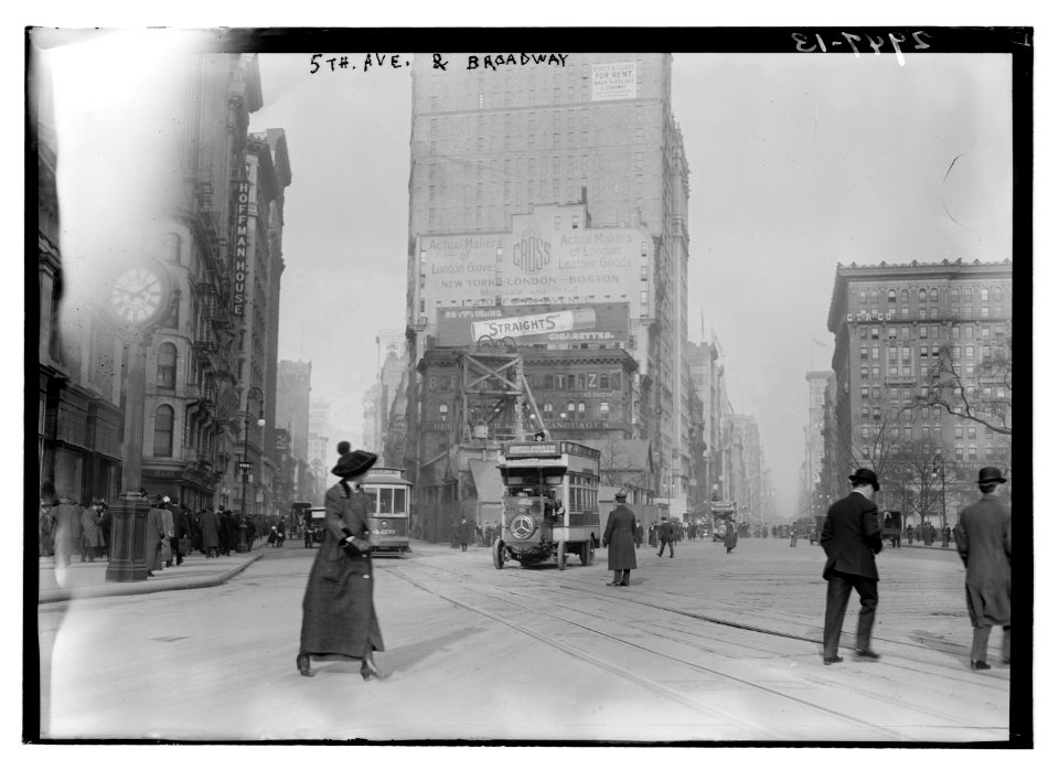 5th Ave. and Broadway LCCN2014695084
