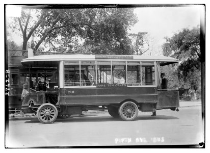 5th Ave. bus LCCN2014693577