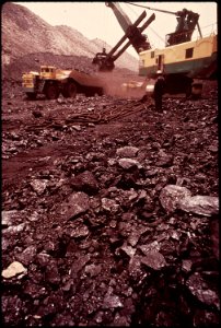5Working a Strip Mine with an Electric Shovel (4266503394)