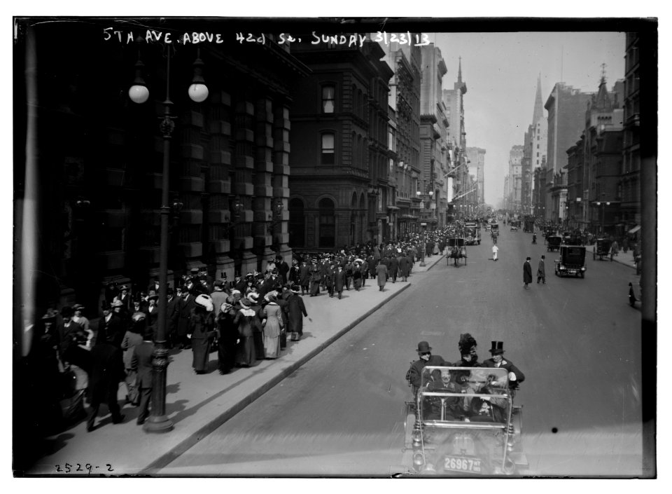 5th Ave. above 42d (i.e., 42nd) St. Sunday, 3-23-13 LCCN2014691091