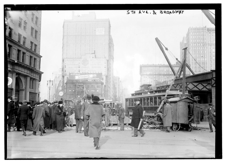 5th Ave. and Broadway LCCN2014695305