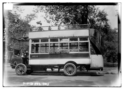 5th Ave. bus LCCN2014693429 photo