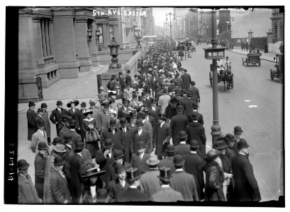 5th Ave., Easter Parade LCCN2014689323