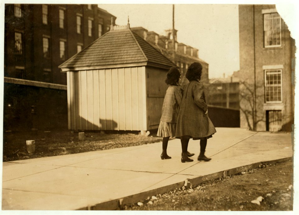 6 A.M. April 24, 1909. Girls going to work in Bates Mfg. Co. Lewiston, Me. LOC cph.3c27564