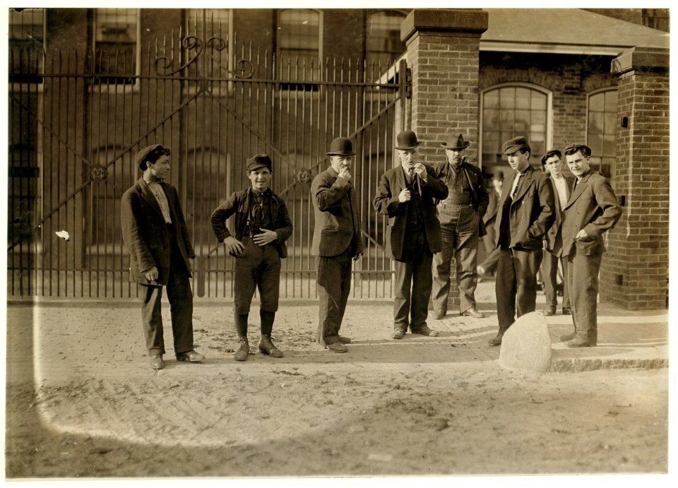 6-00 A.M., May 15, 1909. Group going into Mill No. 1 Cocheco Mfg. Co., Dover, N.H. LOC nclc.01777