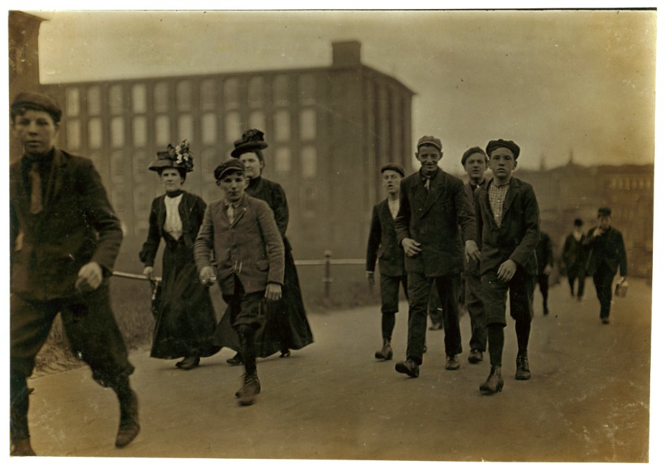 6 P.M., May 21, 1909. 4 boys working in Amoskeag Mfg. Co., Manchester, N.H. Many a good deal smaller work here. See other photos. LOC cph.3b18641
