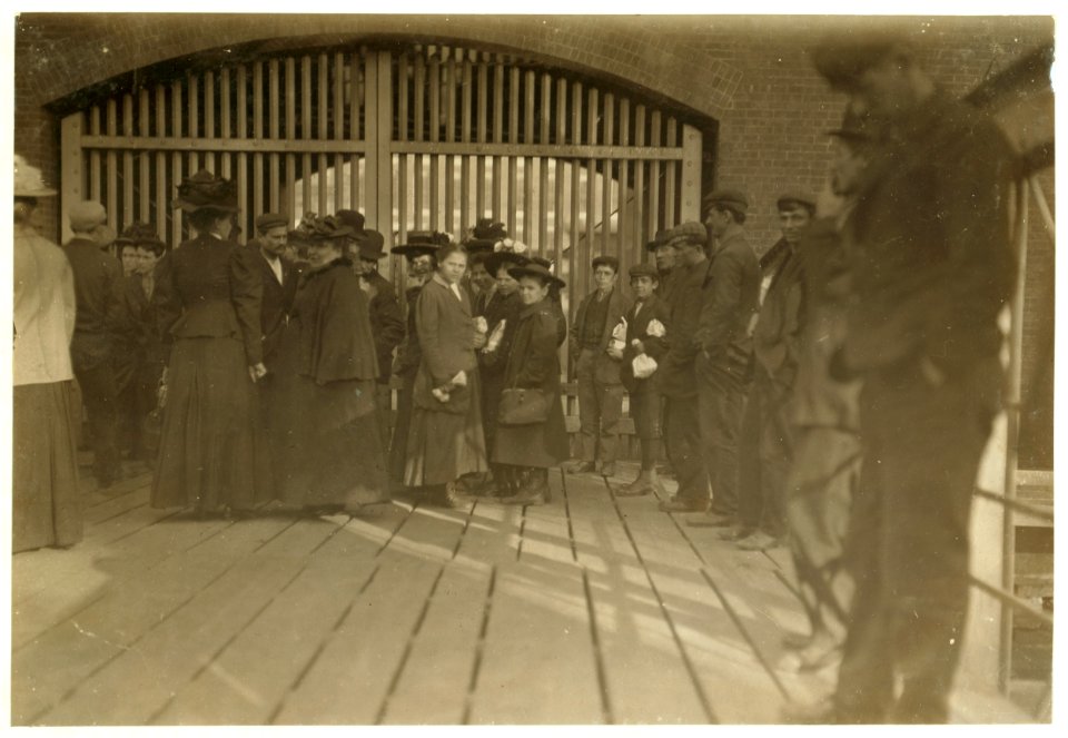 6-00 A.M. May 21, 1909. Going to work in Amoskeag Mfg. Co., Manchester, N.H. LOC nclc.01793