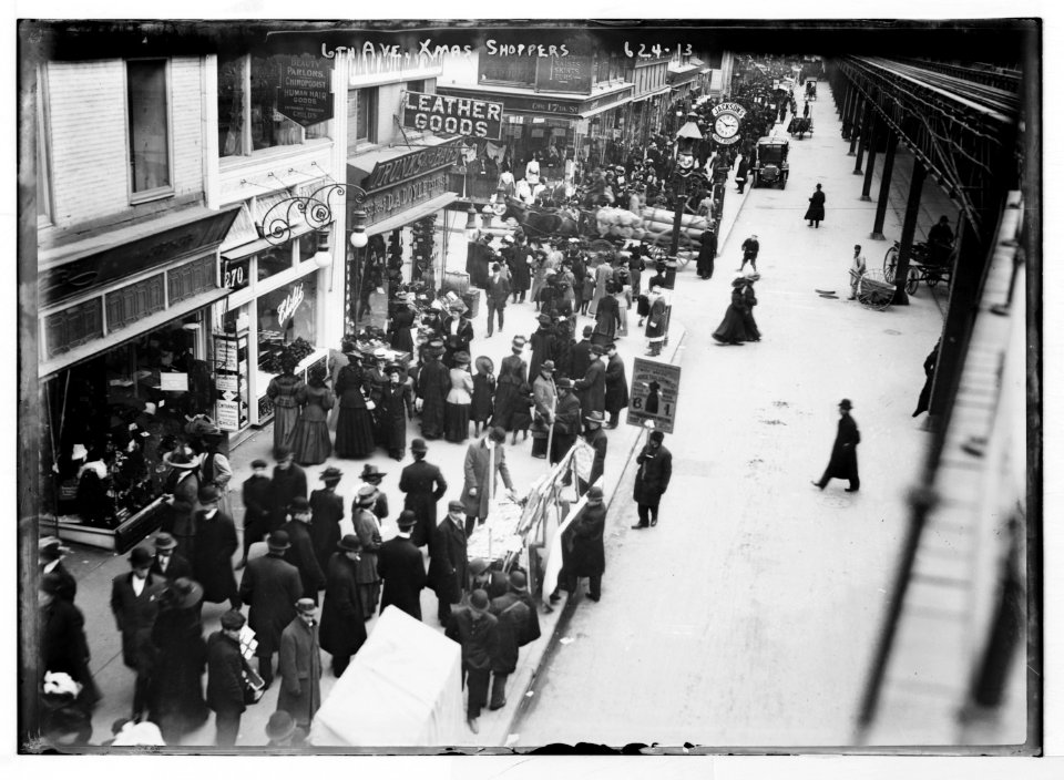 6th Ave., Xmas shoppers (New York) LCCN2014683028
