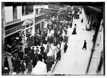 6th Ave., Xmas shoppers (New York) LCCN2014683028