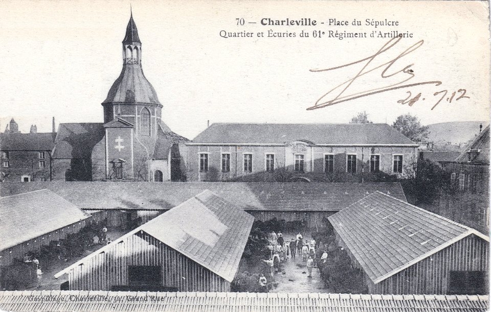 70 – Charleville — Place du Sépulcre – Quartier et Écuries du 61e Régiment d'Artillerie