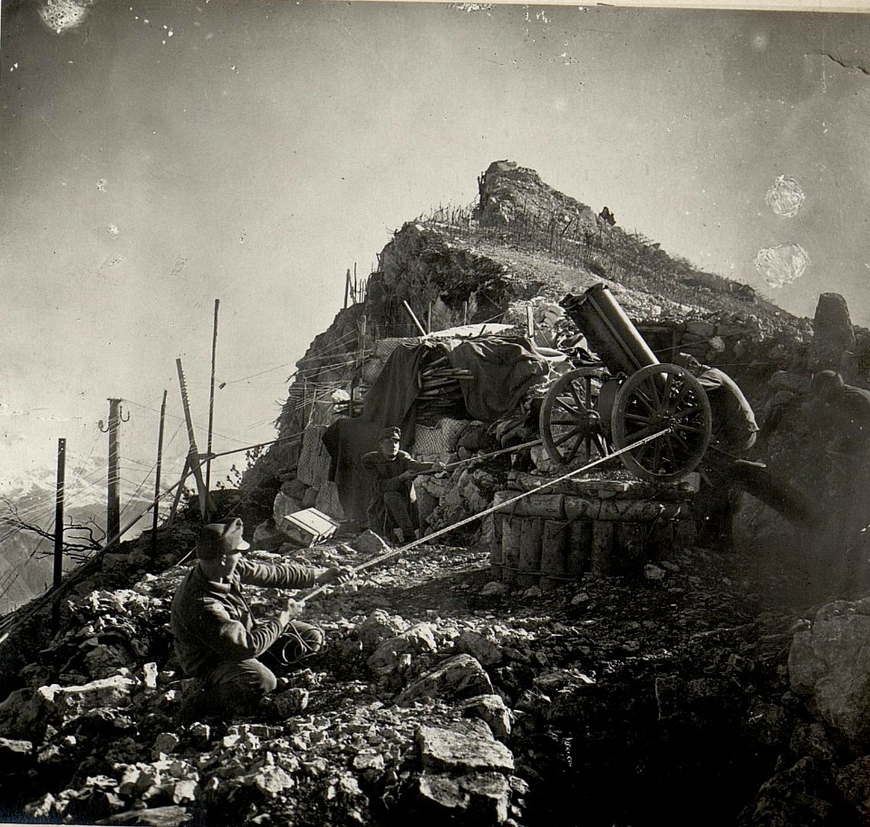 7.5 cm Gebirgshaubitze, Cima di Vezzena. Aufgenommen im Mai 1916. (BildID 15533804)