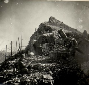 7.5 cm Gebirgshaubitze, Cima di Vezzena. Aufgenommen im Mai 1916. (BildID 15533804)
