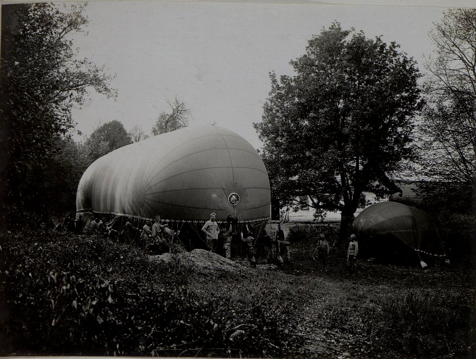 750 m3 Drachenballon an seinem gegen den Wind geschützten Verankerungsplatz, Ballonabteilung 3-2.R. südlich Piratin (BildID 15442300)