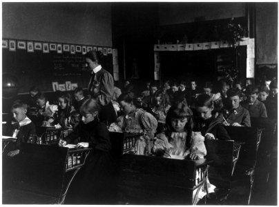 7th Division grade school pupils working in classroom, Washington, D.C. LCCN2001703628