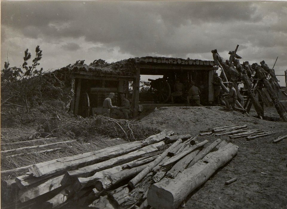 8 cm M5 Geschütz der vierten Batterie des Artillerieregiments 25, im Vordergrund Scheinbauten. (BildID 15443372)