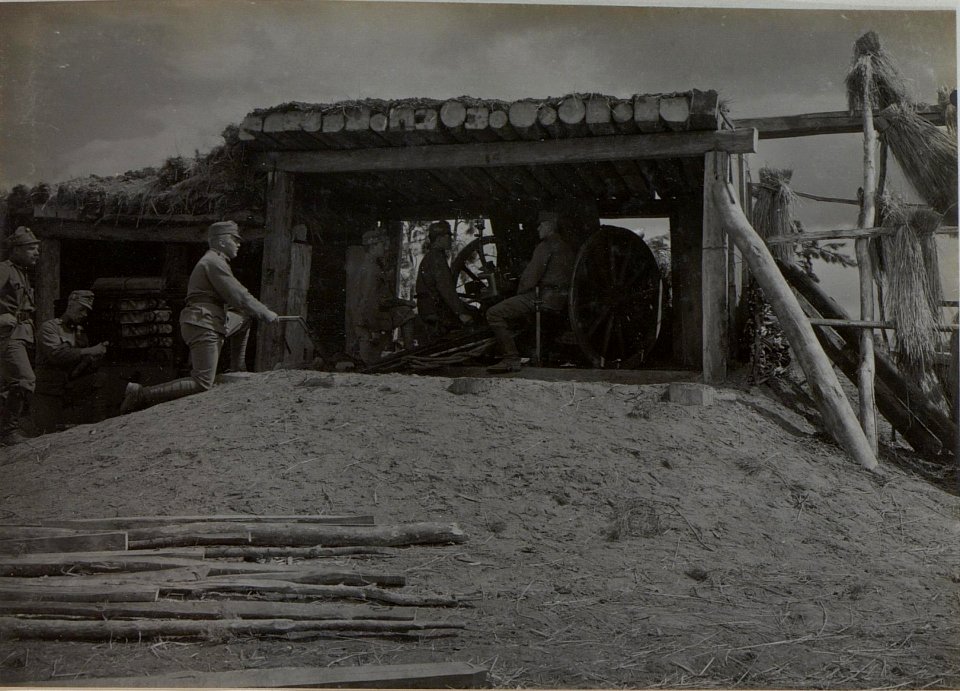 8 cm M5 Geschütz der vierten Batterie des Artillerieregiments 25 in Feuerstellung auf einer Bettung, bei Ptycze (BildID 15443358)