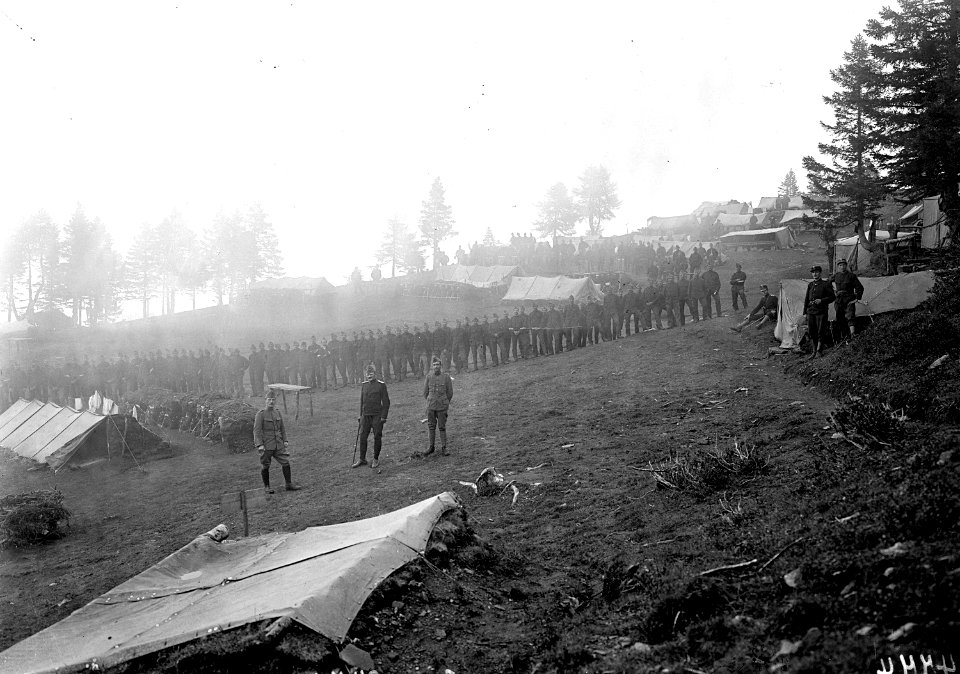 8 in ihrem alpinen Biwak an der Südgrenze - CH-BAR - 3240781