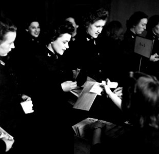 80-G-471580 - ISTC Training Camp Pay Day (Feb 1943)