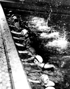 80-G-471632 - Swimming lessons at ISTC (Feb 1943)