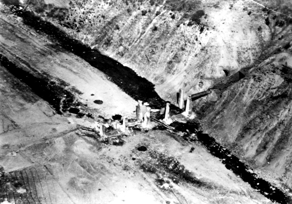 80-G-687598 Carlson's Canyon Bridge Attacks, March-April 1951