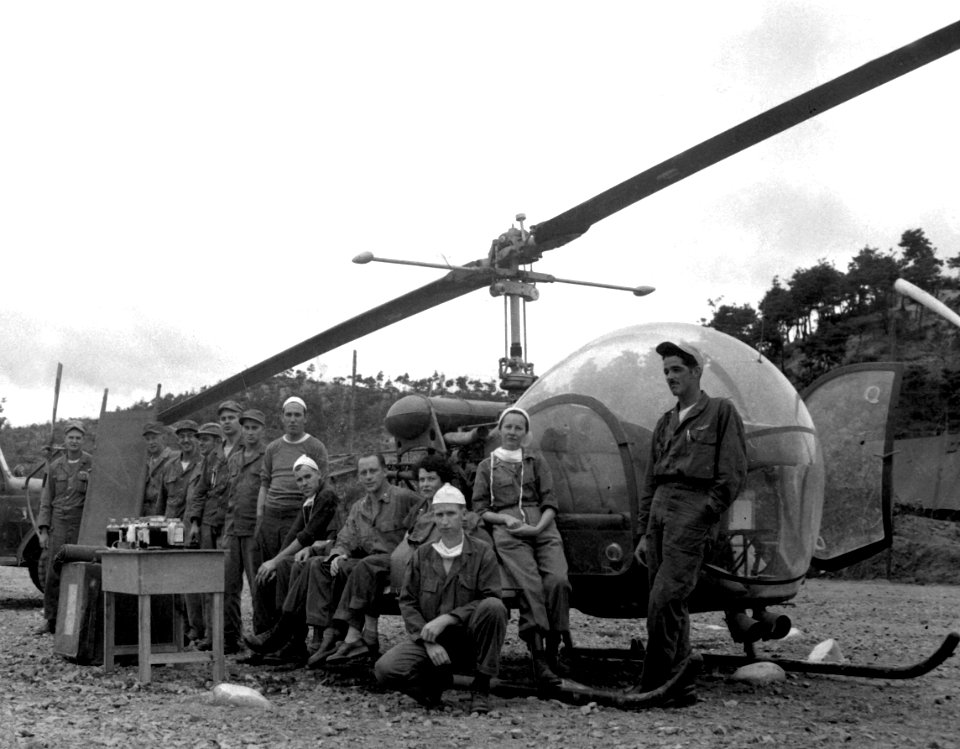 8225th MASH personnel with H-13 helo in Korea 1951 (cropped)