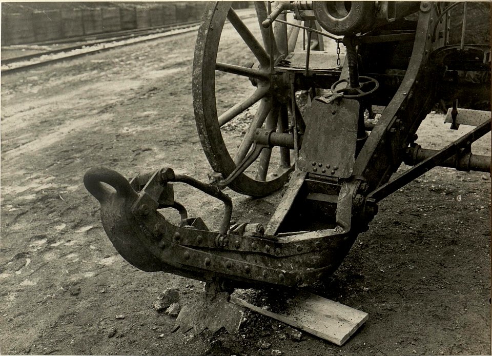 9 cm Muster 75-96 Feldkanone. Knickung des rückwärtigen Endes der Lafettenwände, hervorgerufen vermutlich durch Verwendung als Ballonabwehrgeschütz. Artillerie Werkstätte Seebach. (BildID 15466230)
