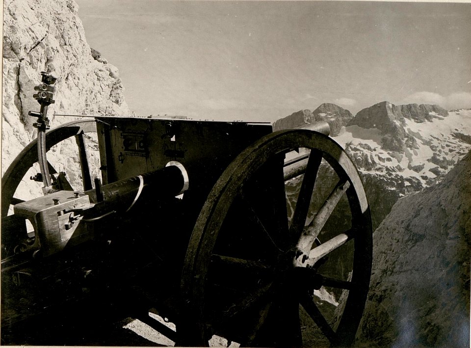 8cm Gebirgsgeschütz in der Korscharte. Hintergrund Kl.u.Gr.Confin und Vrsic. (19-7.1917.) (BildID 15801882)