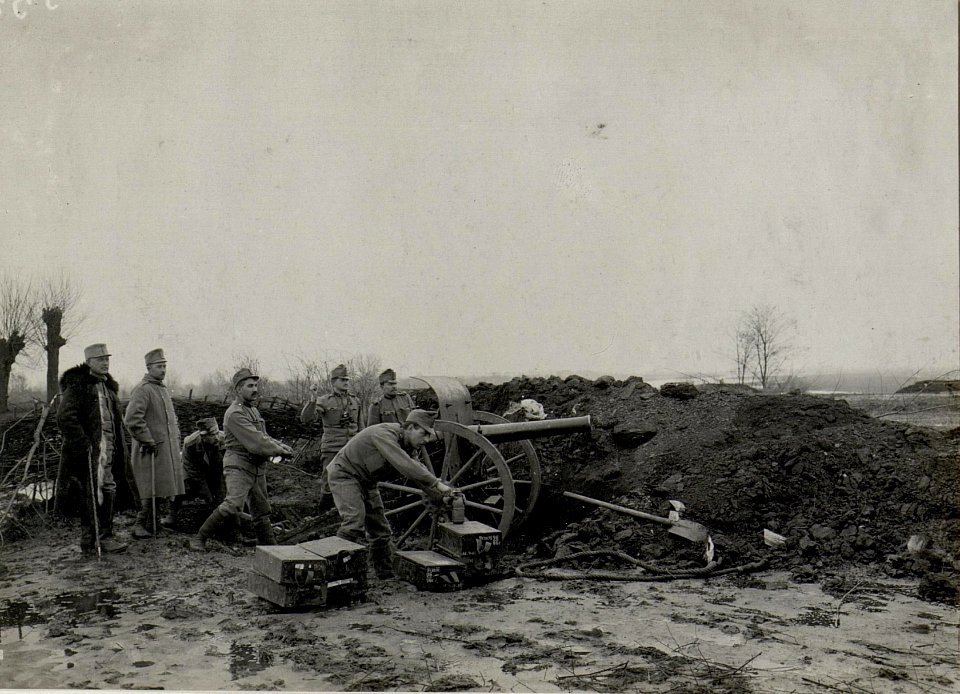 9 cm Feldkanone M.75. mit adaptierten Schutzschild in der Inf. Stellung des I.R.48, nördl. Opatovice am linken Weichselufer. (BildID 15539586)