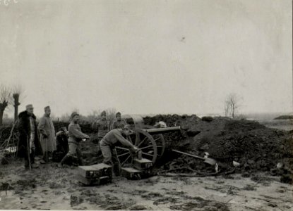 9 cm Feldkanone M.75. mit adaptierten Schutzschild in der Inf. Stellung des I.R.48, nördl. Opatovice am linken Weichselufer. (BildID 15539586)