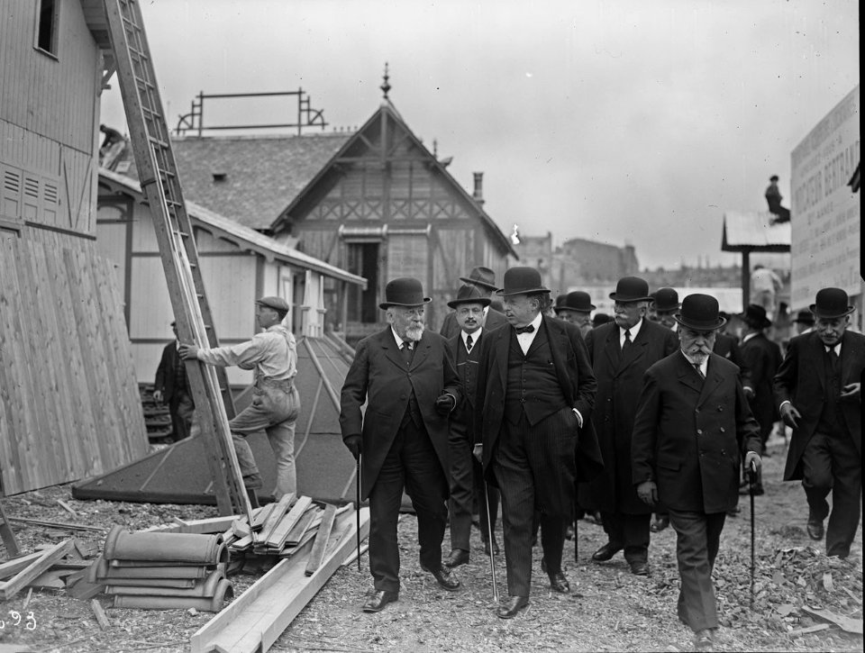 9-5-23, M. Dior inaugure la XVe Foire de Paris (au Champ de Mars) - (photographie de presse) - (Agence Rol)