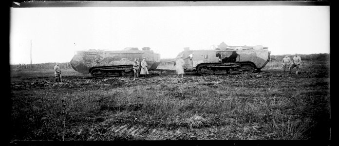 9-11-1917. Nanteuil la Fosse. Tanks - Fonds Berthelé - 49Fi1242